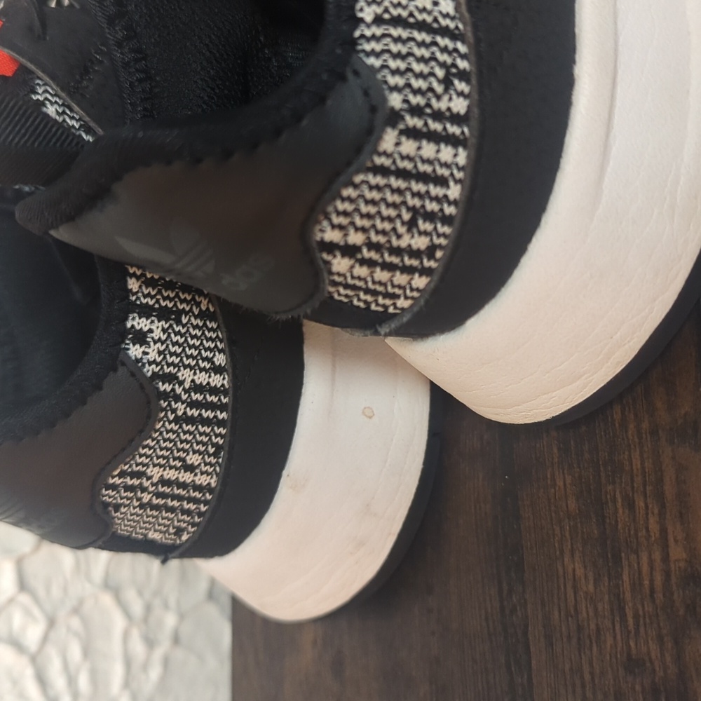 EC Boys ADIDAS Sneakers - Picture 2 of 4